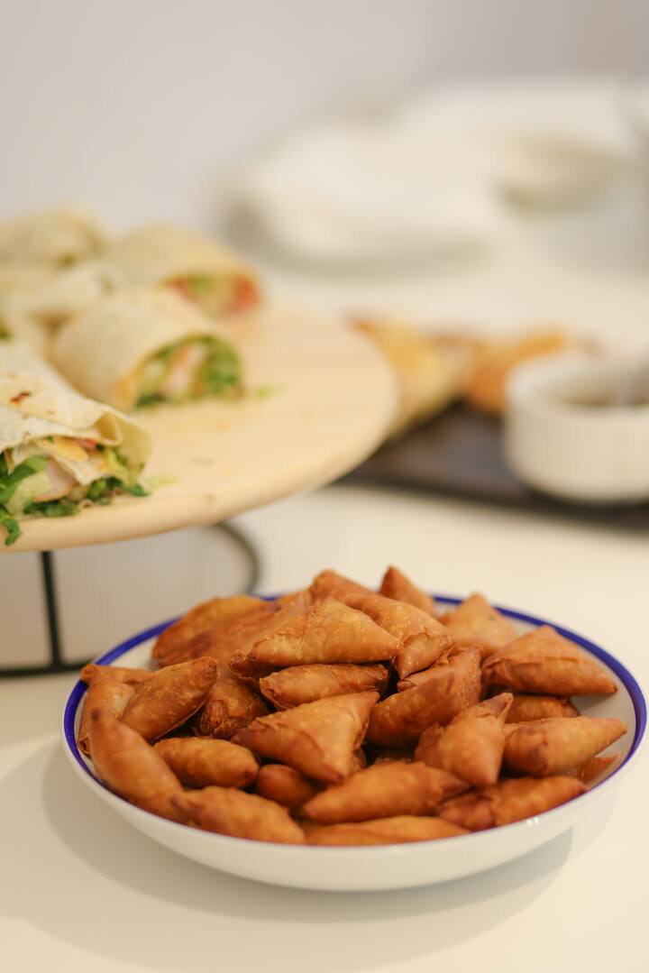 एक तळलेला, बटाट्याचा, मसाल्याने भरलेल्या समोस्यामध्ये अंदाजे 250-300 कॅलोरी असतात