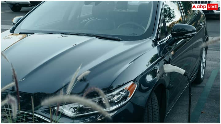 हाल ही में कुछ ऑटोमोटिव और हेल्थ एक्सपर्ट्स की रिपोर्ट्स में दावा किया गया कि इलेक्ट्रिक वाहन चलाने वाले कुछ लोगों में सेहत संबंधित दिक्कतें देखी गईं. इनमें मोशन सिकनेस, सिरदर्द, थकान और चक्कर जैसी शिकायतें शामिल हैं.