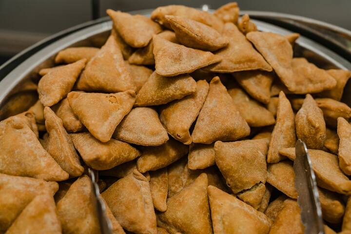 15 मिनिटं पूर्ण एनर्जीने झुंबा केल्यास तुमचा एक समोसा OUT होऊ शकतो.