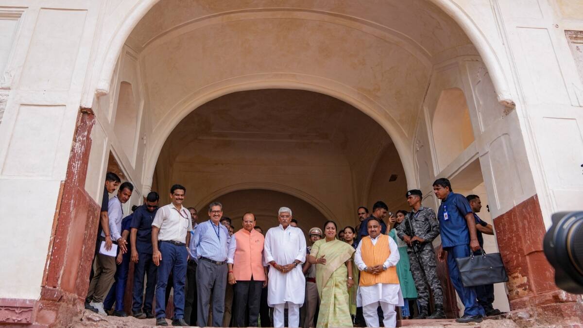 रेखा गुप्ता ने 'शीश महल' का किया अनावरण, सीएम आवास पर सवालों के बीच अरविंद केजरीवाल पर कसा तंज