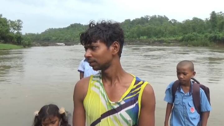 पावसाळ्यात नदीतील वाढलेल्या पाण्याच्या प्रवाहात मात्र आपल्या जीवाची पर्वा न करता हे विद्यार्थी टायरमधील ट्यूबचा आधार घेत जीवघेणा प्रवास करत आहेत. आपल्या शिक्षणात कुठेही खंड पडू नये म्हणून दररोज या चिमुकल्या विद्यार्थ्यांसह त्यांच्या पालकांना देखील तारेवरची मोठी कसरत करावी लागत आहे.