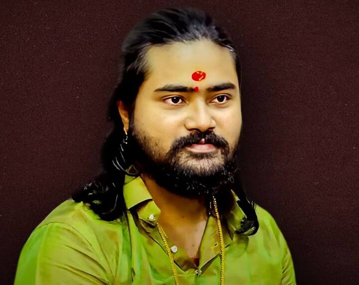 प्रसाद बाबा त्याच्या मठात आलेल्या भक्तांचे मोबाईल फोन मागून घ्यायचा. ग्रहदोष असल्याने मोबाईलमध्ये कंपास ऐप डाउनलोड करावं लागेल असं कारण तो द्यायचा. मात्र ते अॅप डाउनलोड करताना तो एअर ड्रॉइड कीड हे आणखी एक एप चोरून डाउनलोड करायचा.