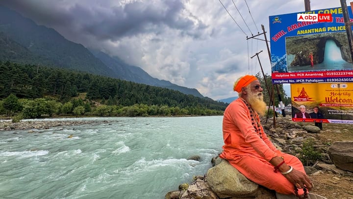 अमरनाथ यात्रा हर साल जून-जुलाई में होती है और यह हिंदू धर्म की सबसे पवित्र यात्राओं में से एक मानी जाती है. यह यात्रा दक्षिण कश्मीर के अनंतनाग जिले में स्थित पहलगाम और बालटाल मार्गों से होकर पवित्र अमरनाथ गुफा तक जाती है.