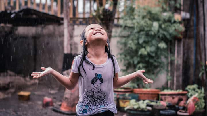 5. Polluted Rainwater Harms Scalp Health: Rainwater often contains acidic pollutants and dust that stick to the scalp and damage hair cuticles. When absorbed, these impurities can trigger scalp irritation, inflammation, and premature hair thinning. (Image Source: Canva)