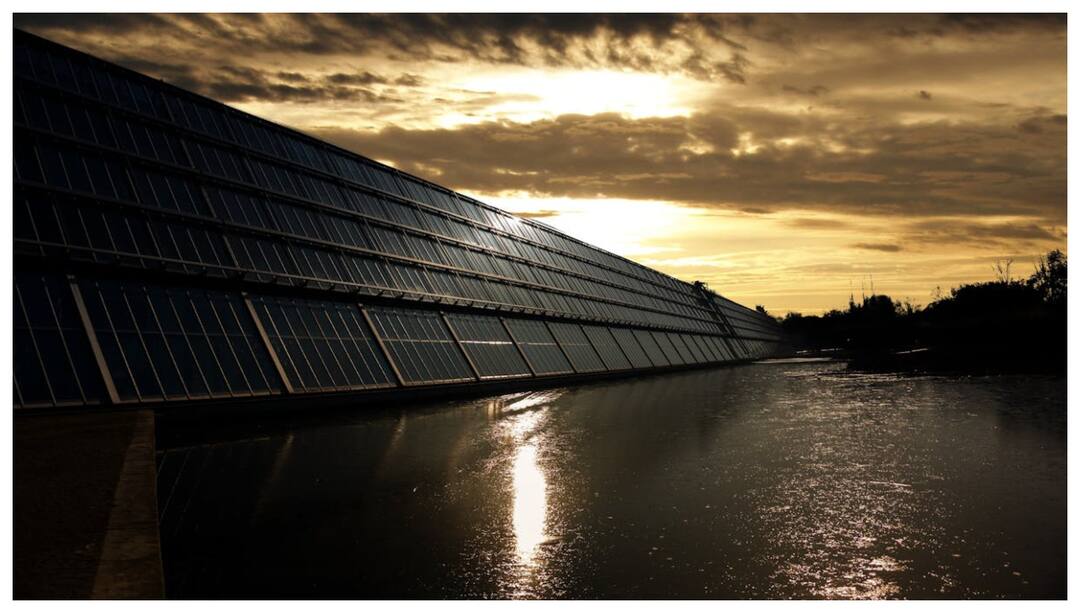 Do solar panels work even when it is raining Will solar lights work if it rains వర్షాకాలంలో సోలార్ ప్యానెల్స్ పని చేయవా? నిజమెంత? మీ సందేహాలకు సమాధానాలు, విద్యుత్ ఉత్పత్తిపై పూర్తి సమాచారం!