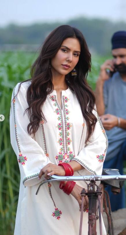 પંજાબી ગર્લ સોનમે ખેતરમાંથી આપ્યા અદાકારી પૉઝ