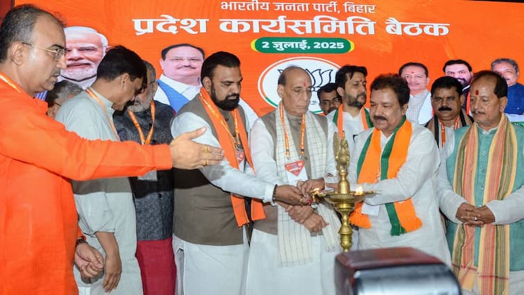Rajnath Singh: 'बिहार का खोया गौरव लौटाएगी BJP', राजनाथ सिंह ने भ्रष्टाचार पर विपक्ष को घेरा union minister Rajnath Singh attends BJP state working committee meeting in Bihar Attack on lalu yadav Rajnath Singh: 'बिहार का खोया गौरव लौटाएगी BJP', राजनाथ सिंह ने भ्रष्टाचार पर विपक्ष को घेरा