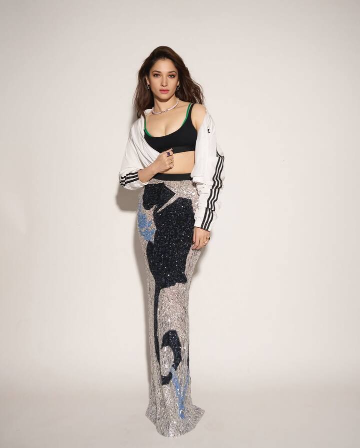 Her hair was styled in soft waves, left loose to cascade down her shoulders, adding to the effortless glamour. For makeup, she went with a bronzed, dewy base, soft smoky eyes, and a nude lip — the perfect combination to complement the outfit without overwhelming it.