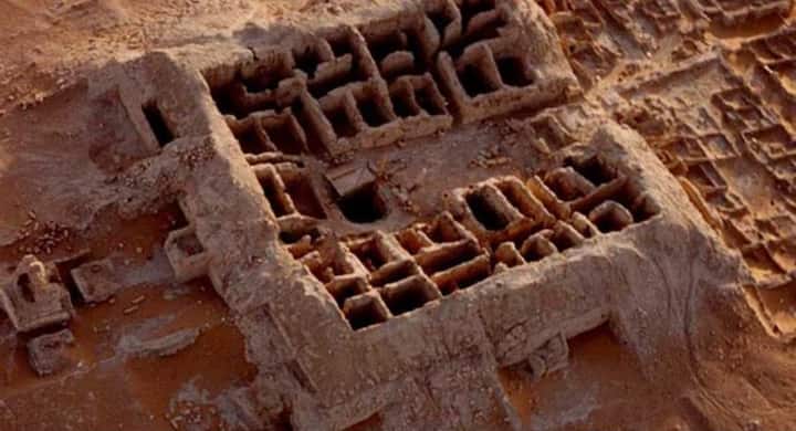 अल-फाओ को कभी किंडा साम्राज्य की राजधानी माना जाता था. यहां मिले धार्मिक शिलालेखों और मंदिरों की मूर्तियों से साबित होता है कि इस इलाके में मूर्तिपूजा की परंपरा थी. सऊदी अरब की हेरिटेज कमीशन की निगरानी में एक अंतरराष्ट्रीय विशेषज्ञों की टीम ने यहां वर्षों से चल रहे पुरातात्विक अध्ययन को अंजाम दिया.