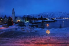 काय सांगता? 'या' गावात २४ तास रात्र असते!