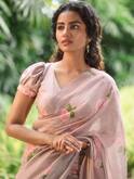 Anupama Parameswaran: క్యూట్ స్మైల్... మెస్మరైజింగ్ లుక్స్... ట్రెడిషనల్ శారీలో అందాల అనుపమ