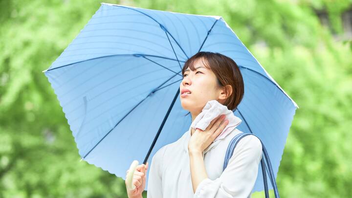 1. Excess Humidity Weakens Hair Roots: The monsoon air has excess moisture which increases scalp dampness. This can weaken hair roots, which makes strands more prone to shedding and breakage. The constant dampness also causes the scalp to sweat more, which may trigger seasonal hair fall and fungal infections if not properly managed. (Image Source: Canva)