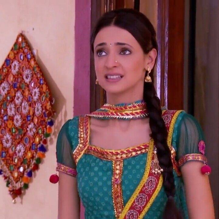 सनाया ईरानी ने 2007 में टीवी इंडस्ट्री में अपने कदम रखे थे. लेकिन ये बहुत कम लोगों को ही पता है कि एक्ट्रेस का पहला मॉडलिंग पोर्टफोलियो बोमन ईरानी के किया था. सनाया ने एक्टिंग करियर की शुरुआत 2006 से की और इसके बाद ही उन्होंने टीवी शोज में काम करना शुरू किया. स्क्रीन पर एक्ट्रेस को पहली बार 2006 में आई फिल्म फना में कैमियो रोल में देखा गया था. इसके अलावा वो 2019 में आई फिल्म घोस्ट में भी काम कर चुकी हैं.