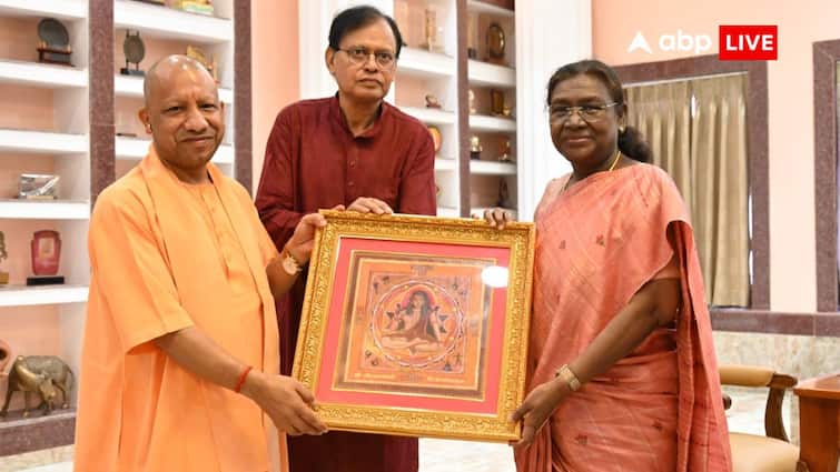 unique painting of Lord Jagannath and Baba Gorakhnath gift President draupadi murmu made by madhubani Painter Ravi Dwivedi भगवान जगन्नाथ और बाबा गोरखनाथ की अनोखी पेंटिंग, देखते ही राष्‍ट्रपति मुर्मू के चेहरे पर खुशी, 10 दिनों में बनकर हुई तैयार