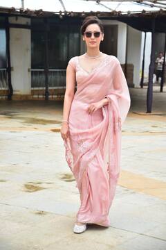 हाई बन, शेड्स और पिंक साड़ी में 80 के दशक की एक्ट्रेस लग रही हैं मानुषी छिल्लर, स्माइल से जीता फैंस का दिल