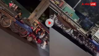 पूरा रेल समाज डरा हुआ है...ई-रिक्शा वालों का ये जुगाड़ देख घूम जाएगा आपका माथा, वायरल हो रहा वीडियो