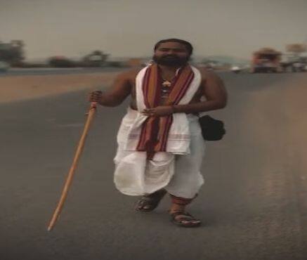 प्रसाद बाबाचे महिला भक्तांसोबत नाचताना, त्यांच्यासोबत मठात वार्तालाप करतानाचे अनेक व्हिडीओ त्याच्या इन्स्टाग्राम अकाउंटला पाहायला मिळतायत. त्यामुळे त्याच्याकडून शोषण झालेल्या पीडितांची संख्या आणखी वाढण्याची शक्यता आहे. पोलिसांनी अशा पीडितांना समोर येऊन तक्रार दाखल करण्याचं आवाहन केलंय.