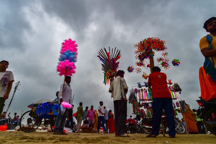 শনিবার  বিক্ষিপ্তভাবে ভারী বৃষ্টির সম্ভাবনা আট জেলাতে। শনিবার ভারী বৃষ্টির সম্ভাবনা বীরভূম মুর্শিদাবাদ নদিয়া জেলাতে। বিক্ষিপ্তভাবে ভারী বৃষ্টির সতর্কতা পূর্ব ও পশ্চিম বর্ধমান হুগলি উত্তর ও দক্ষিণ ২৪ পরগনা জেলাতে। রবি ও সোমবার বৃষ্টির পরিমাণ কিছুটা কমবে। ভারী বৃষ্টি না হলেও বজ্রবিদ্যুৎ সহ হালকা মাঝারি বৃষ্টির সম্ভাবনা থাকবে। বাতাসে জলীয় বাষ্প থাকায় অস্বস্তি বাড়বে।