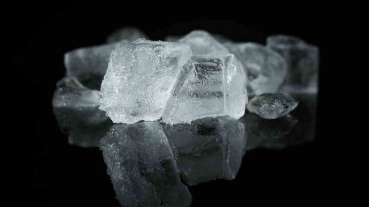 अगर आपके भी काफी ज्यादा पिंपल हो गए हैं और आप एक दिन में छुटकारा पाना चाहते हैं तो आइस क्यूब का यूज करें. इसके बाद पिंपल वाली जगह पर 5 मिनट तक बर्फ रगड़ें फिर वहां हल्की गर्म पट्टी रखें, इससे पिंपल की सूजन और दर्द में तुरंत आराम मिलेगा.