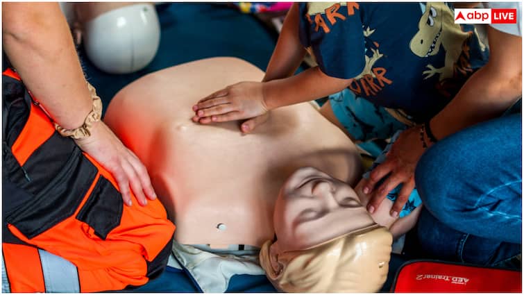 हार्ट अटैक आने के बाद कितनी देर तक दबानी चाहिए छाती? ये हैं CPR के नियम