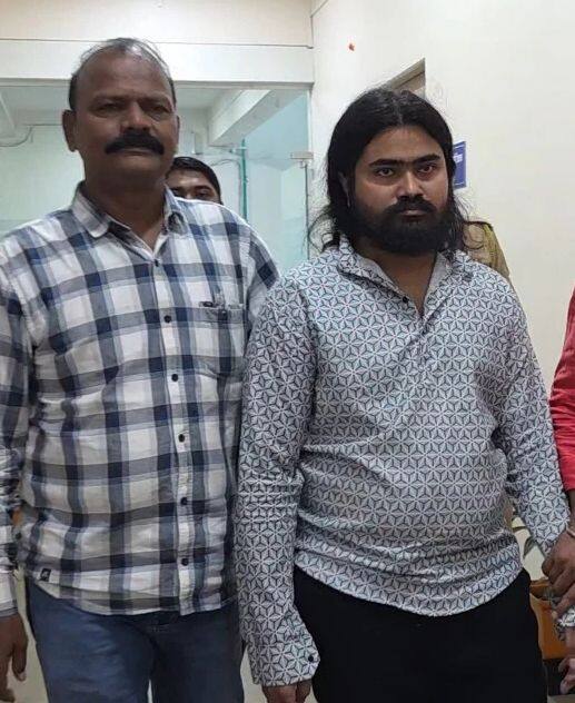 पुरुष भक्ताचे अंग चोळून त्याला अंघोळ घालणारा प्रसाद बाबा उर्फ प्रसाद तामदारच प्रस्थ गेल्या काही वर्षांत पुणे आणि परिसरात वाढलं होत. इंस्टाग्रामवर या बाबाचे दीड लाखांहून अधिक फॉलोअर्स होते. त्यांच्या कमेंट्स पाहून प्रसाद बाबा आपल्याही आयुष्यातील अडचणी दूर करेल या अपेक्षेने भक्तांची गर्दी त्याच्या या पुण्यातील सुसमधील ब्रह्मांडनायक वाढत चालली होती.