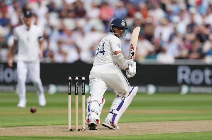 जायसवाल के अब तक 39 पारियों में 1990 रन हैं. भारत के लिए टेस्ट में सबसे तेज 2000 रन बनाने का रिकॉर्ड द्रविड़ और सहवाग के नाम है. दोनों ही खिलाड़ियों ने 40 पारियों में 2000 का आंकड़ा छुआ था.