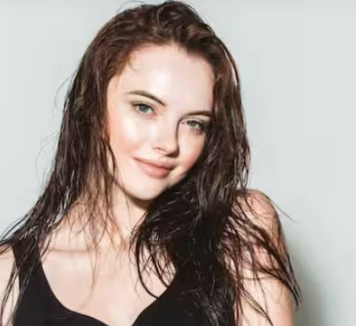 ਵਾਲਾਂ ਨੂੰ ਗਿੱਲਾ ਨਾ ਰਹਿਣ ਦਿਓ: ਮੀਂਹ ਵਿੱਚ ਗਿੱਲੇ ਹੋਣ ਜਾਂ ਨਹਾਉਣ ਤੋਂ ਬਾਅਦ ਆਪਣੇ ਵਾਲਾਂ ਨੂੰ ਜ਼ਿਆਦਾ ਦੇਰ ਤੱਕ ਗਿੱਲਾ ਨਾ ਰੱਖੋ। ਵਾਲਾਂ ਨੂੰ ਜ਼ਿਆਦਾ ਦੇਰ ਤੱਕ ਗਿੱਲਾ ਰੱਖਣ ਨਾਲ ਸਿਰ 'ਚ ਫੰਗਲ ਇਨਫੈਕਸ਼ਨ ਅਤੇ ਡੈਂਡਰਫ ਹੋ ਸਕਦਾ ਹੈ।