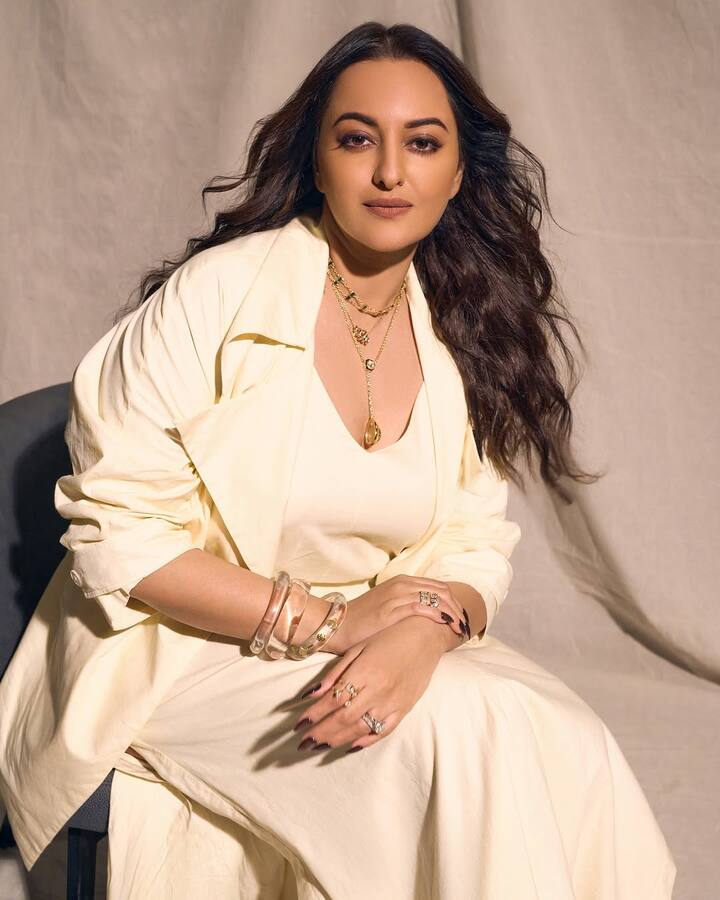 The overall vibe was “elegant modern goddess.” Think confident, powerful, and graceful. The look channels minimalism but with a strong personality — something Sonakshi has been mastering consistently. It gives off an effortless, luxury-lounge fashion mood that’s both Instagram-worthy and red-carpet-ready.( All Pics Credit: Instagram/@aslisona)