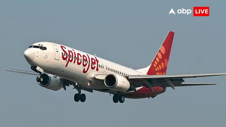 Goa to pune SpiceJet aircraft window frame dislodges mid air passengers worried know incident गोवा से Spicejet के प्लेन ने भरी उड़ान, आसमान में उखड़ गई विंडो; जानें फिर क्या हुआ?