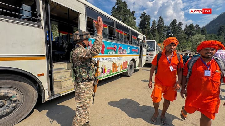 एक श्रद्धालु ने कहा, पहला जयकारा बाबा बर्फानी के लिए है और दूसरा जयकारा देश के उन जवानों के लिए जो हमारी सुरक्षा में दिन-रात तैनात हैं.
