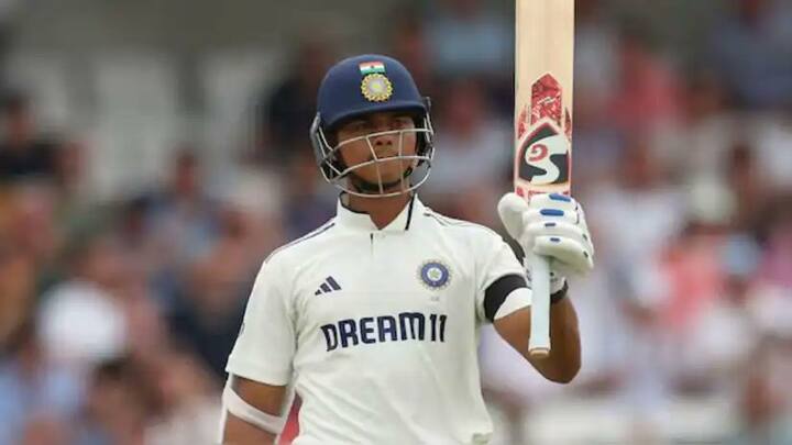 जायसवाल शतक लगाने से 13 और इतिहास रचने से सिर्फ 10 रन से चूक गए. जायसवाल अगर और 10 रन बना देते तो, वो भारत के लिए टेस्ट क्रिकेट में सबसे तेज 2000 रन बनाने वाले खिलाड़ी बन जाते.