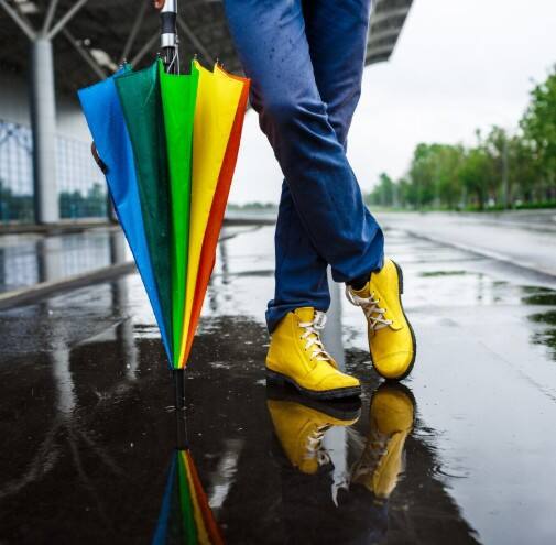 ਮਾਨਸੂਨ ਦੇ ਮੌਸਮ ਵਿੱਚ ਬਿਮਾਰੀ ਫੈਲਣ ਦਾ ਖ਼ਤਰਾ ਕਾਫ਼ੀ ਵੱਧ ਜਾਂਦਾ ਹੈ। ਇਸ ਲਈ ਆਪਣੇ ਨਾਲ ਹਮੇਸ਼ਾਂ ਐਂਟੀ ਐਲਰਜੀ ਦੀਆਂ ਦਵਾਈਆਂ, ਬੈਂਡ-ਏਡ ਅਤੇ ਸੈਨਿਟਾਈਜ਼ਰ ਰੱਖਣਾ ਨਾ ਭੁੱਲੋ, ਤਾਂ ਜੋ ਕਿਸੇ ਵੀ ਐਮਰਜੈਂਸੀ ਵਕਤ ਤੁਹਾਡਾ ਸਾਥ ਦੇ ਸਕਣ। ਮੌਸਮ ਬਾਰੇ ਤੁਰੰਤ ਜਾਣਕਾਰੀ ਲੈਣ ਲਈ ਮੌਸਮ ਐਪ ਦੀ ਵਰਤੋਂ ਕਰੋ।