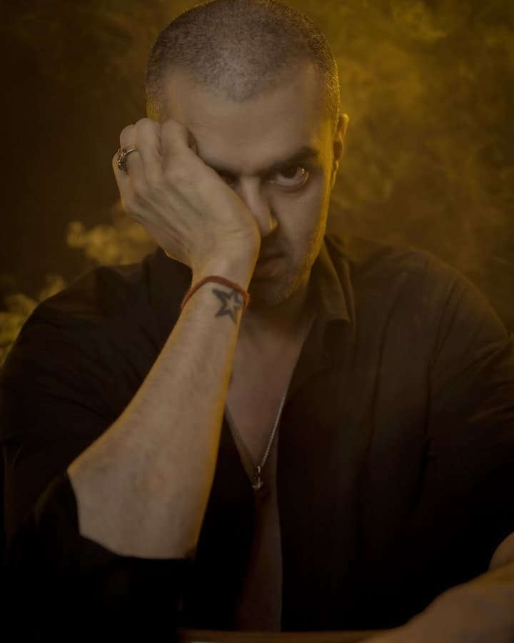 टेलिविजन के पॉपुलर होस्ट और एक्टर मनीष पॉल ने इंस्टाग्राम पर अपनी सिर मुंडवाई हुई कुछ तस्वीरें शेयर की हैं.