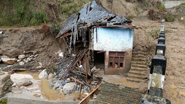 मौसम विभाग ने राज्य में 8 जुलाई तक मौसम खराब बने रहने की चेतावनी दी है. तीन जुलाई को कांगड़ा, कुल्लू, मंडी, शिमला और सिरमौर में भारी बारिश और गरज-चमक का येलो अलर्ट जारी किया गया है.