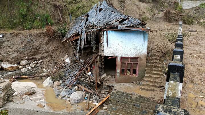 जिला में 148 घर ध्वस्त हो चुके हैं, 31 वाहन क्षतिग्रस्त हुए हैं, दो दुकानें ढही हैं और 14 पुल बह गए हैं. करीब 162 मवेशियों की भी मौत हुई है. राहत व बचाव कार्य युद्धस्तर पर जारी है और अब तक 370 से अधिक लोगों को सुरक्षित निकाला गया है.