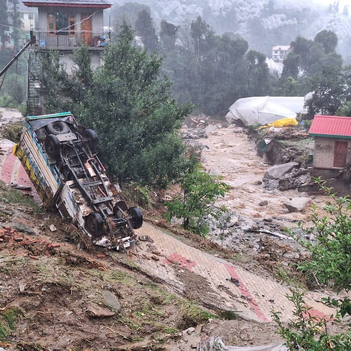बारिश और भूस्खलन के चलते प्रदेश भर में 245 सड़कें बंद हैं. इनमें सबसे अधिक 151 सड़कें मंडी जिले में बंद हैं. कुल्लू में 37 और शिमला में 27 सड़कों पर यातायात ठप है.