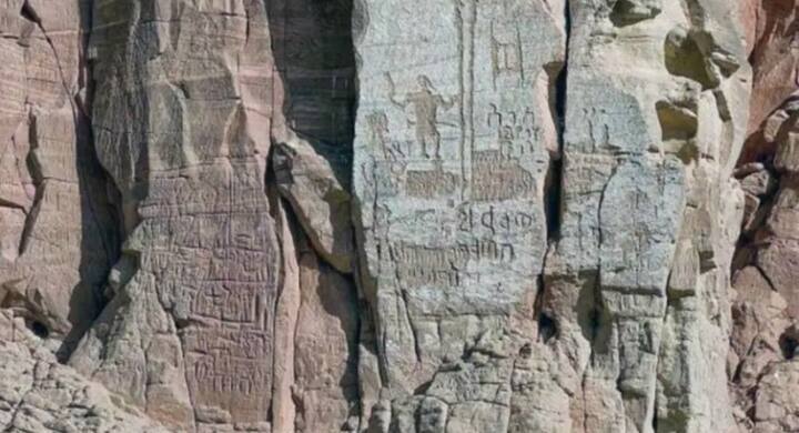 इस ऐतिहासिक खोज का एक और अहम पहलू है- प्राचीन सिंचाई प्रणाली. अध्ययन में सामने आया है कि उस काल के लोग बारिश के पानी को खेतों तक पहुंचाने के लिए नहरें, पानी की टंकियां और सैकड़ों गड्ढे बनाते थे. यह इस बात का प्रमाण है कि वे लोग कठिन रेगिस्तानी हालात में भी जल प्रबंधन के उन्नत तरीकों से परिचित थे.