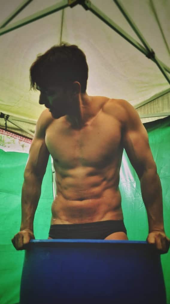 'सिला' के लिए हर्षवर्धन का दिखा रफ एंड टफ लुक, फ्लॉन्ट की बॉडी