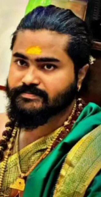 प्रसाद बाबा विश्वास संपादन केलेल्या तरुण भक्तांना सलग दोन दिवस केवळ तीन तास झोप घेण्याचा सल्ला द्यायचा. त्यानंतर त्या भक्ताला या मठात बोलावून पुढच्या अघोरी विद्येच्या क्रिया करण्यासाठी सर्व कपडे काढून फक्त शाल पांघरून झोपायला सांगायचा.