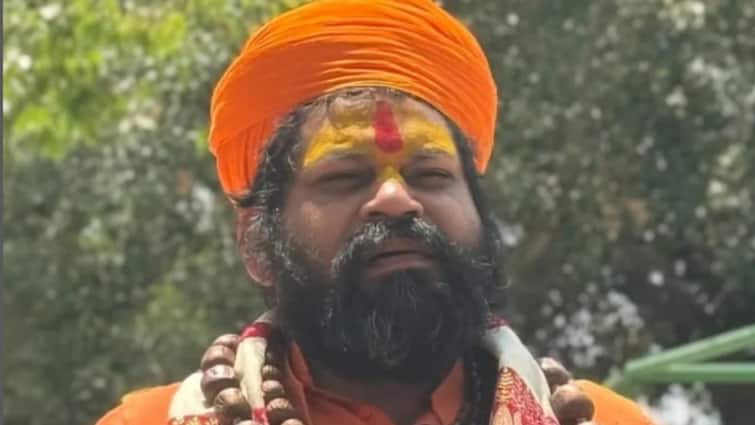 विपक्ष कांवड़ियों को मीट खिलाना या दारू पिलाना चाह रहा है? भड़क उठे हनुमानगढ़ी के महंत राजू दास Ayodhya hanuman garhi Mahant Raju Das angry on ST hasan Statement Kanwar Yatra 2025 विपक्ष कांवड़ियों को मीट खिलाना या दारू पिलाना चाह रहा है? भड़क उठे हनुमानगढ़ी के महंत राजू दास