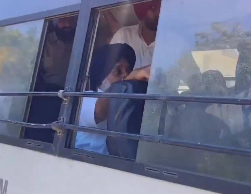 Bhagwant Mann was shocked to see the courage of the workers. ਬਿਕਰਮ ਮਜੀਠੀਆ ਦੇ ਹੱਕ 'ਚ ਖੜ੍ਹੇ ਅਕਾਲੀ ਆਗੂ ਪੁਲਿਸ ਨੇ ਬੱਸਾਂ 'ਚ ਬਿਠਾਏ ! ਸੁਖਬੀਰ ਬਾਦਲ ਦਾ ਦਾਅਵਾ, ਵਰਕਰਾਂ ਦੇ ਹੌਂਸਲੇ ਦੇਖ ਕੇ ਘਬਰਾ ਗਏ ਭਗਵੰਤ ਮਾਨ