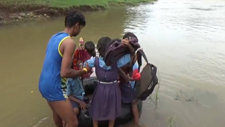 शाळेचा गणवेश परिधान करुन नदीतून वाहणाऱ्या धोकादायक पाण्याच्या प्रवाहातून चक्क टायरमधील रबराच्या ट्यूबवर बसून विद्यार्थी नदी पार करत असल्याचा धक्कादायक प्रकार समोर आला आहे.