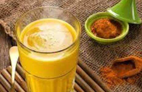 হলুদ দুধ : হলুদের মধ্যে কারকিউমিন নামক উপাদান থাকে যা অ্যান্টি-ইনফ্ল্যামেটরি। এটি ইউরিক অ্যাসিডের কারণে হওয়া প্রদাহ থেকে আরাম দেয়।