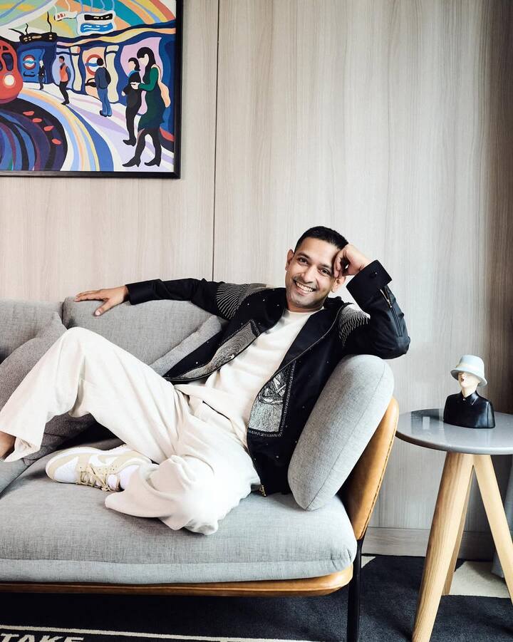 हाल ही में विक्रांत मैसी ने अपने इंस्टाग्राम पर अपनी लेटेस्ट लुक की पिक्चर्स शेयर की हैं. इस नए लुक में वो काफी ज्यादा हैंडसम और डैशिंग नजर आ रहे हैं.