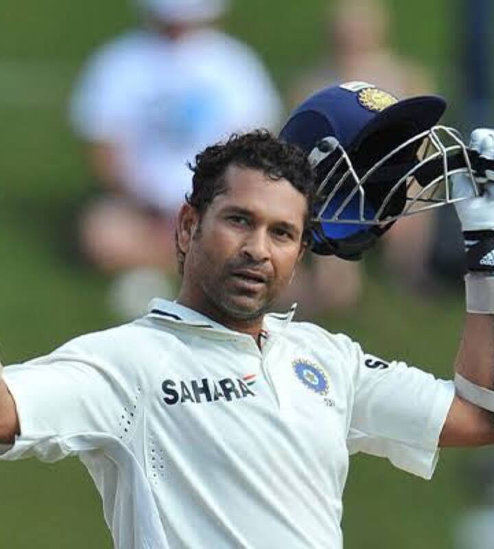 सचिन तेंदुलकर का टेस्ट में औसत 53.78 का रहा, उन्होंने भारत के लिए 200 टेस्ट की 329 पारियों में 15921 रन बनाए. इस फॉर्मेट में सचिन ने 51 शतक और 68 अर्धशतकीय पारियां खेली. वह टेस्ट क्रिकेट में सबसे ज्यादा शतक लगाने वाले बल्लेबाज हैं.