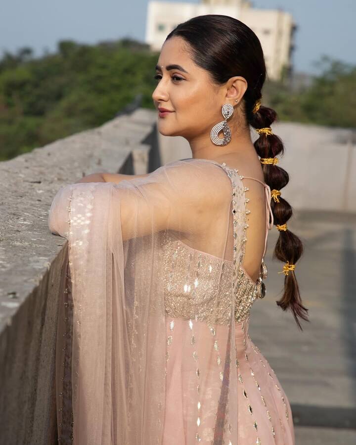 रश्मि देसाई सोशल मीडिया पर खासा एक्टिव रहती हैं और अपने पोस्ट से फैंस को एंटरटेन करती हैं.