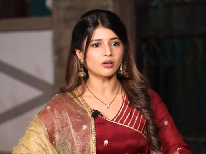 समृद्धि शुक्ला सीरियल में अभिरा यानी शो में लीड किरदार की भूमिका निभाती है. इस सीरियल से उनकी पॉपुलैरिटी में काफी इजाफा हुआ है. बात करें उनकी फीस की तो इस रिपोर्ट्स का ये मानना है कि वो प्रति एपिसोड 40 हजार रुपए चार्ज करती हैं.