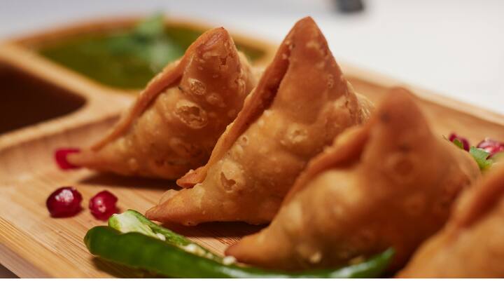 आपल्याकडे नाष्टा असो वा कोणतीही छोटी पार्टी यामध्ये समोसा खूप आवडीने खाल्ला जातो. पण त्यात किती कॅलरीज आहेत तूम्हाला माहितीये?