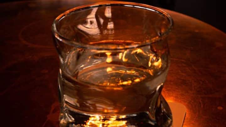 भारत में रम, बीयर और वोदका की बजाय यहां व्हिस्की के दीवाने हैं. अगर आप भी शराब के शौकीन हैं, या फिर कुछ मौकों पर पीना पसंद करते हैं तो आपको भी व्हिस्की के कुछ ब्रांड के नाम तो जुबान पर याद होंगे.