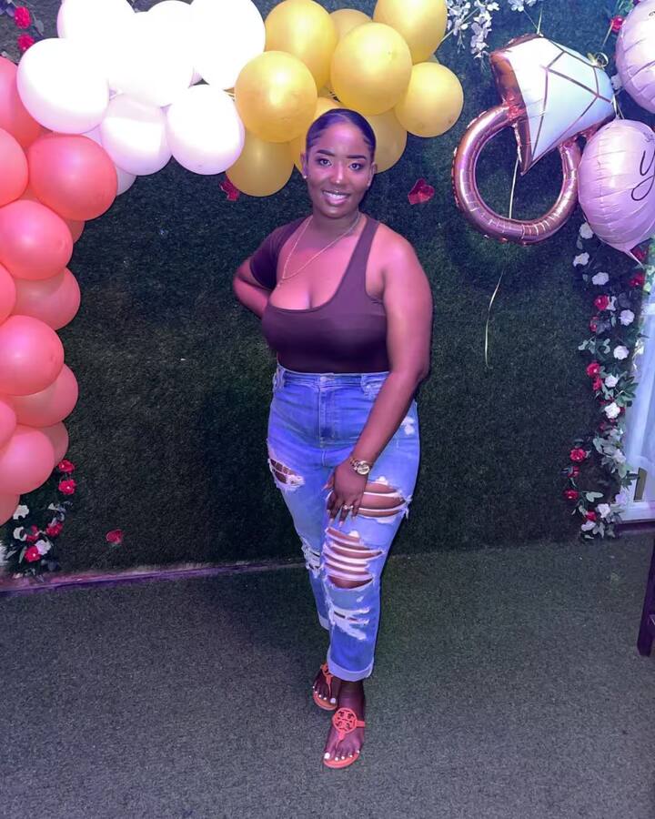 रोमारियो शेफर्ड की पत्नी का नाम टिया ट्रांसिया जोसफ है, वह काफी फिट हैं. बता दें कि रोमारियो शेफर्ड की वाइफ पेशे से टीवी एंकर हैं.